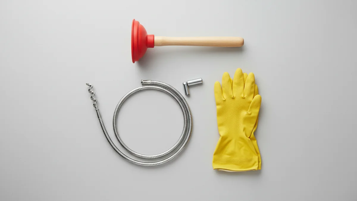 Ferramentas para desentupir canos em casa: desentupidor, mola metálica e luvas