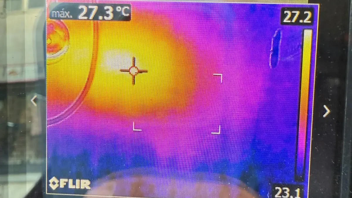 Câmara termográfica a revelar humidade numa parede