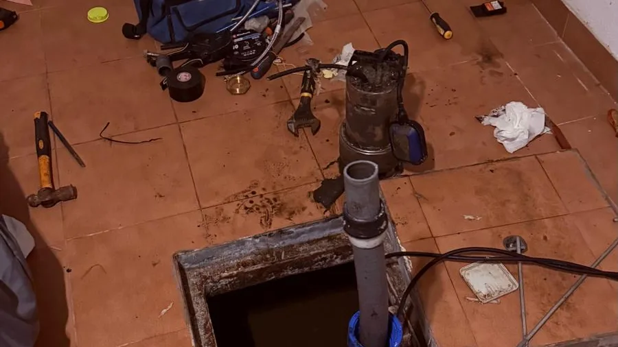 Instalação de bomba submersível de esgoto em poço com tubagem de descarga