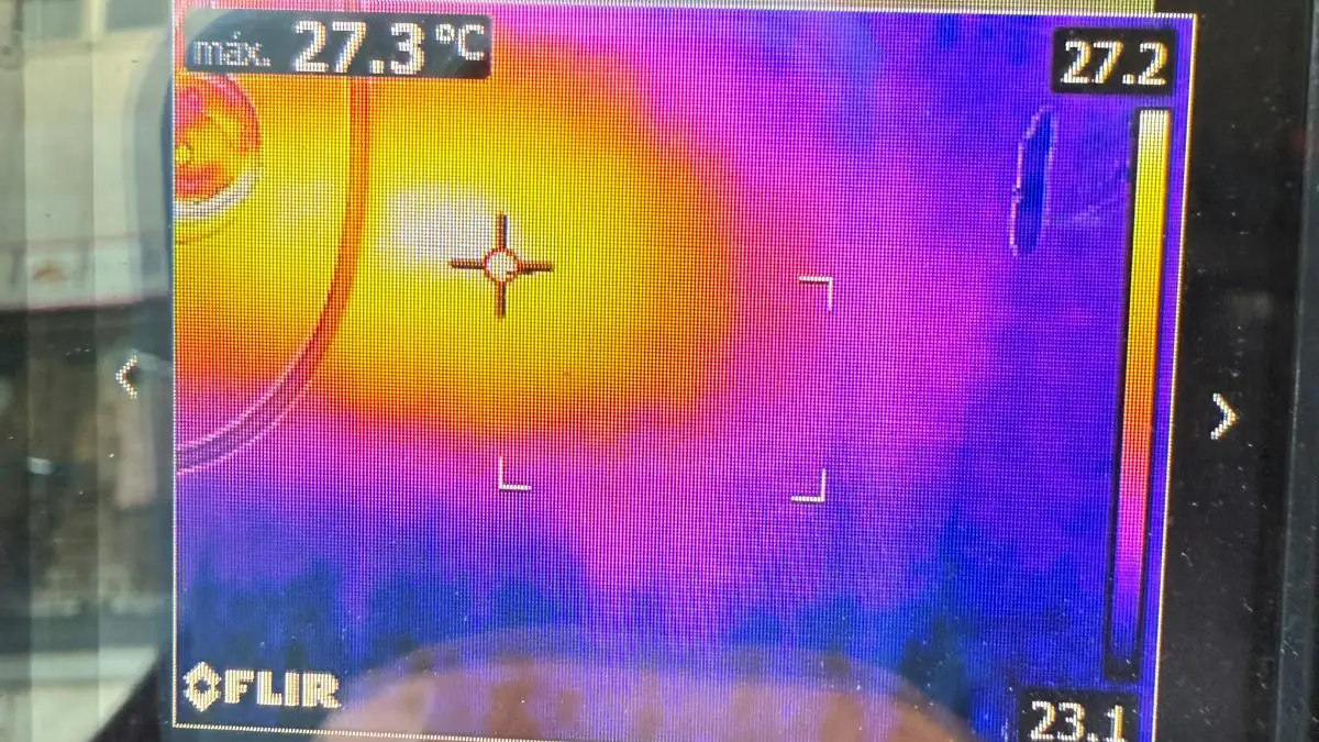 Câmara termográfica a revelar diferenças de temperatura numa parede na pesquisa de infiltrações